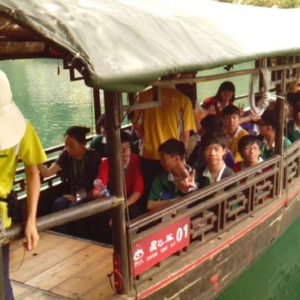 于参观鼎湖山时，同学坐在船上甚为兴奋，听导赏员讲解当地如何推行环境保育。