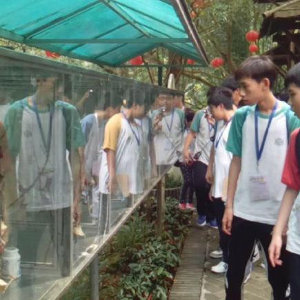 Students were visiting Hu Die Gu