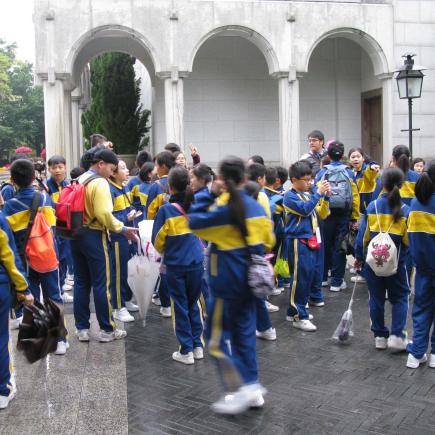 Students visited Zhongshan’s residence.