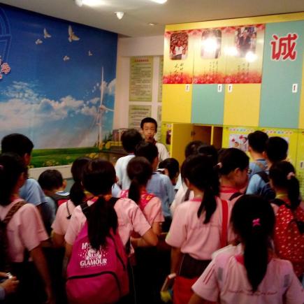 内地学生向香港学生介绍学校特色。