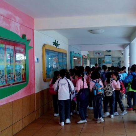 内地学生带领香港学生参观学校校园。