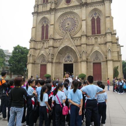 透过参观石室圣心大教堂，让学生探讨香港或欧洲的教堂与其在建筑风格上的异同。