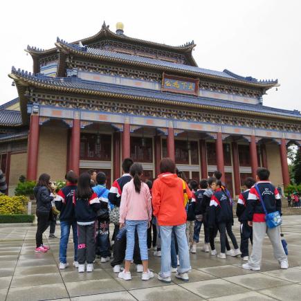 透过参访中山纪念堂，让学生了解其历史背景和建筑风格。