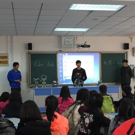 学生正在参访郑州市第四十七中学。