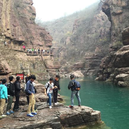 学生正在参访云台山国家地质公园。