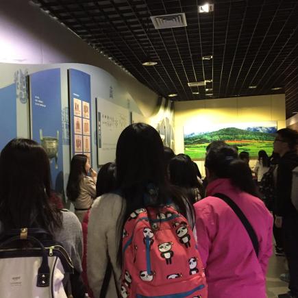 学生正在参访黄河博物馆。