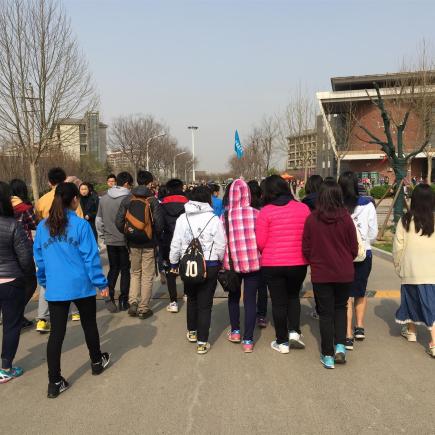学生正在参访河南财经政法大学。