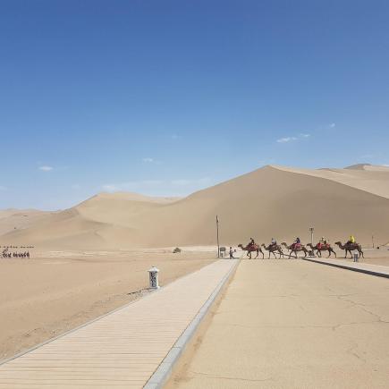 Students were visiting Mingsha Mountain 01