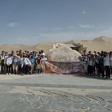 Students were visiting Mingsha Mountain 02