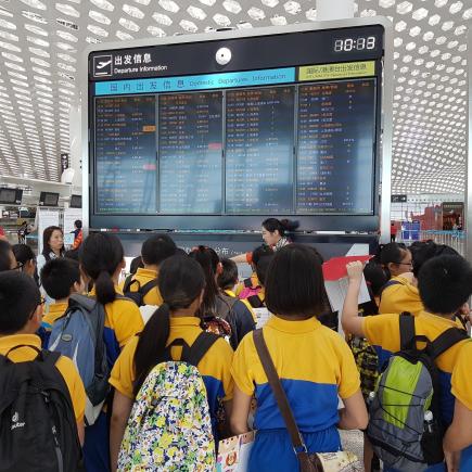 Students were visiting Shenzhen Bao-an International Airport 01