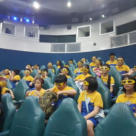 参访深圳市少儿科技馆，观看4D动感电影