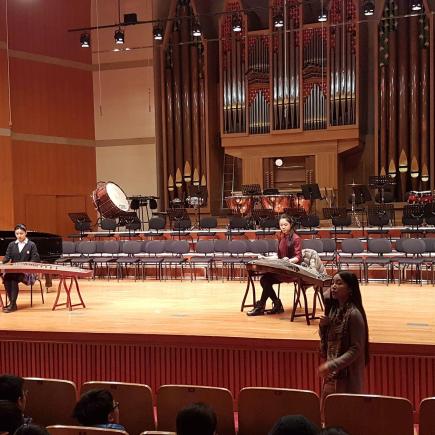 学生正在参与中央音乐学院附属中学古筝公开课