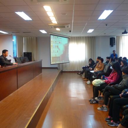 Students were visiting the Nanjing Treaty Exhibition Hall.