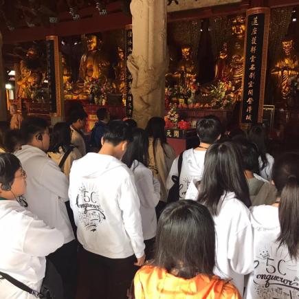 学生正在参访泉州的开元寺，聆听导赏员介绍该寺的建筑特色。