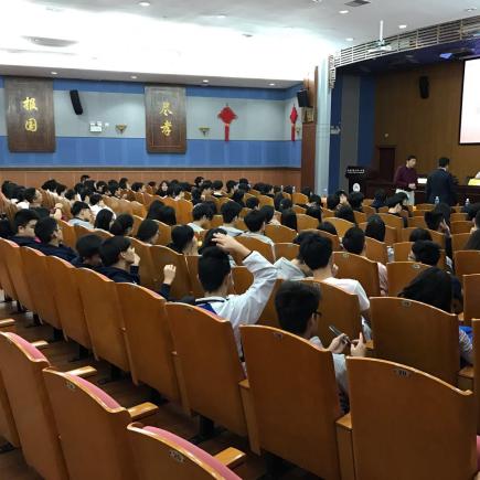 学生在厦门的福建省厦门第一中学出席欢迎仪式。