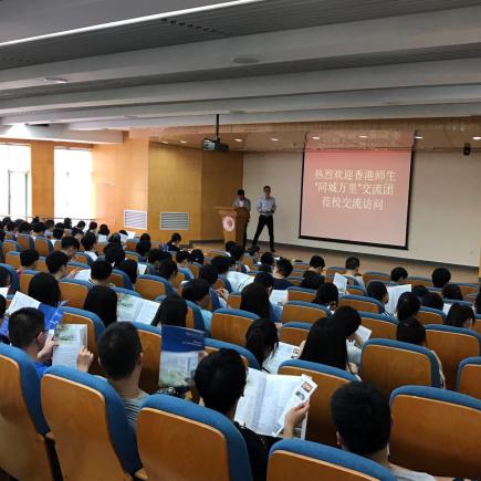 学生在厦门的华侨大学出席专题讲座。