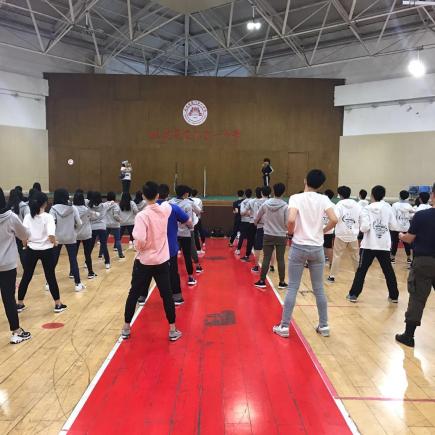 学生在厦门的福建省厦门第一中学出席中国武术指导课。
