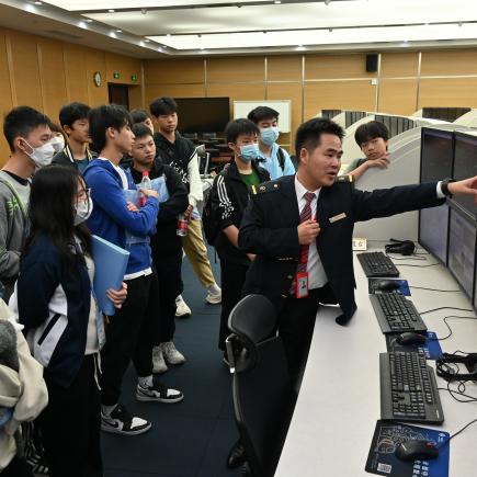 学生参访武汉高速铁路职业技能训练段，了解高速铁路的运作模式。