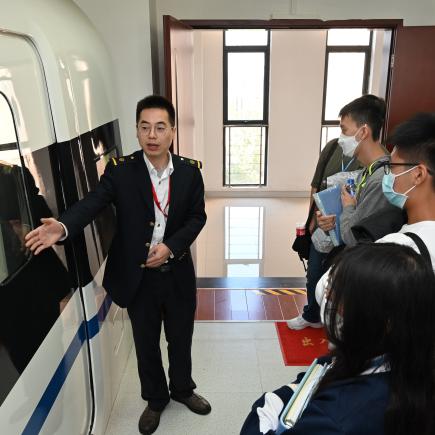 学生参访武汉高速铁路职业技能训练段，了解高速铁路的机件设计。