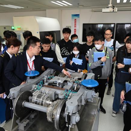 学生参访武汉高速铁路职业技能训练段，了解高速铁路的设计原理。