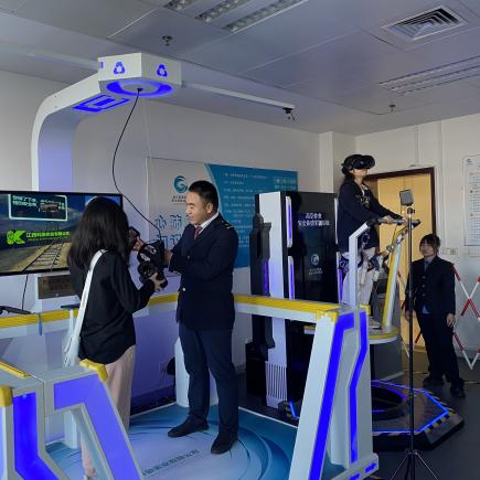 透過應用VR技術，學生體驗高速鐵路技術人員於高空作業的情況。