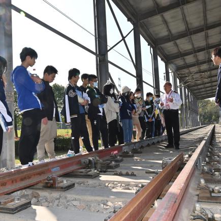 学生参访武汉高速铁路职业技能训练 段，了解高速铁路的轨道设计。