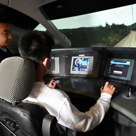 学生体验模拟驾驶高铁列车，认识国家在高速铁路的发展概况。