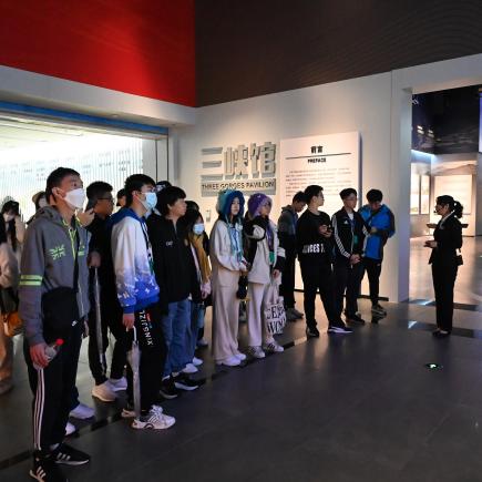 学生参访三峡工程展览馆，认识长江水利发展的背景。