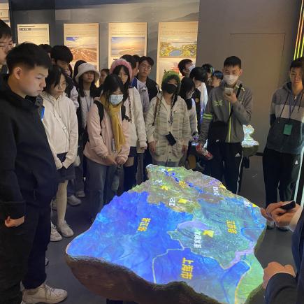 学生参访三峡工程展览馆，认识长江的地理特征。