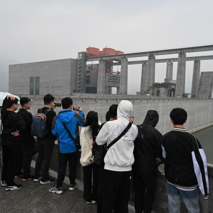 学生参访三峡大坝，了解三峡水利工程的规模及长江截流的历程。