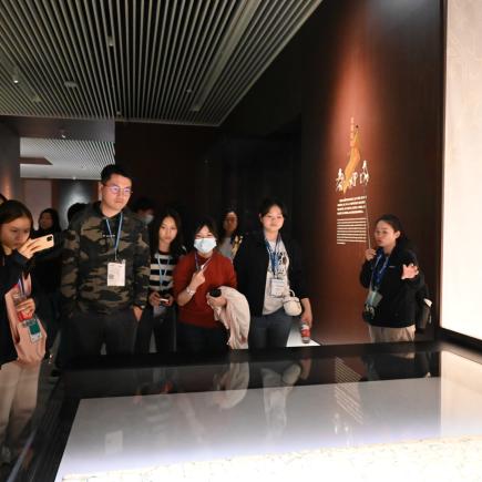 学生参访湖北省博物馆，探究历史文物的保育与中华文化的传承。