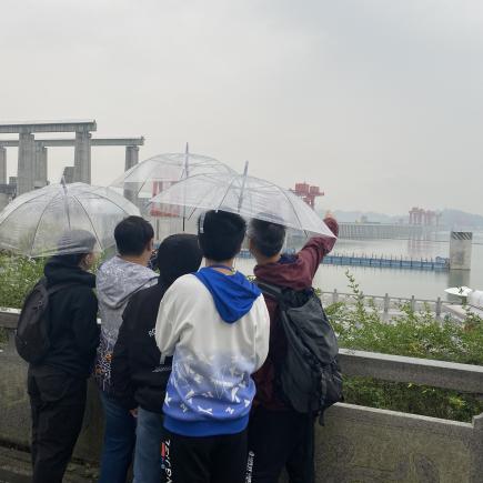 学生参访三峡大坝，了解三峡水利工程的建设。