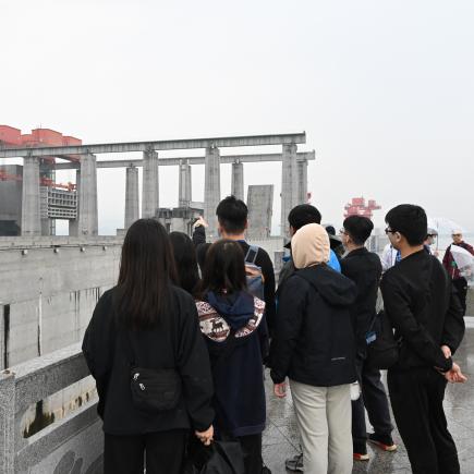 学生参访三峡大坝，了解三峡水电站所起的防洪、发电和航运三大效益。