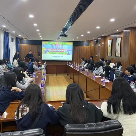 学生参访华中科技大学，认识湖北省大学的教育政策和内地升学情况。