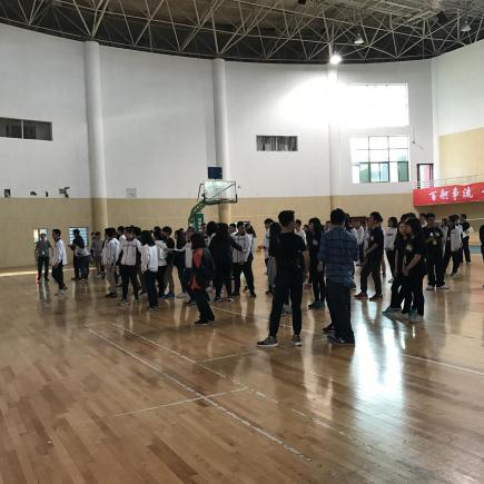 学生正在参访宜昌夷陵中学。