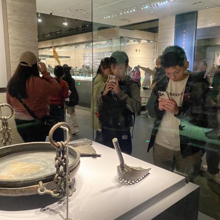 学生参访湖北省博物馆，了解历史文物的保育。