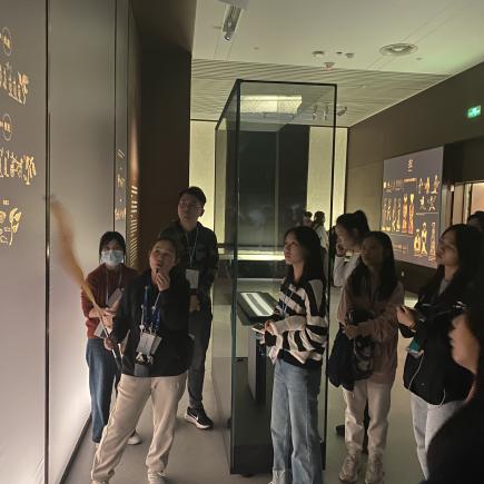 学生参访湖北省博物馆，认识湖北地区的历史和文化。
