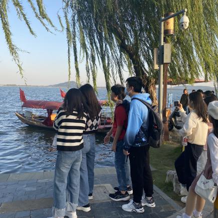 学生参访东湖，感受东湖的自然与文 化气息。
