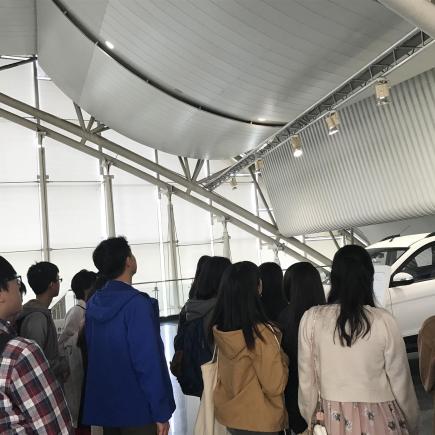 学生正在参访武汉东风汽车公司。
