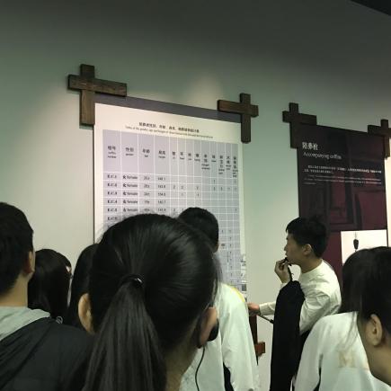 學生在武漢湖北省博物館，聆聽導賞員介紹館藏史料。