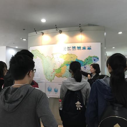 学生在宜昌三峡工程展览馆，聆听导赏员介绍工程的效益。