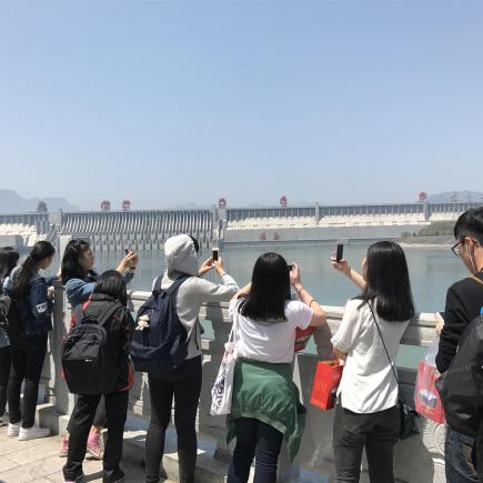 学生正在参访宜昌三峡大坝。