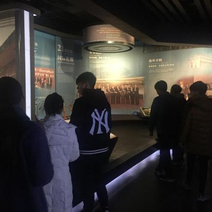 Students were visiting Zoomlion Construction Machinery Museum in Changsha.