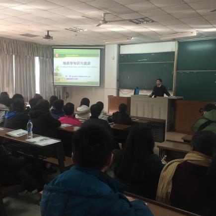 学生出席湖南师范大学举行的专题讲座。