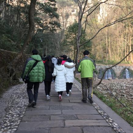 Students were visiting the scenic spot of Jinbian Stream.