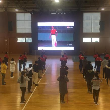 学生正在长沙市周南秀峰学校参加中国武术指导课。
