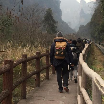 Students were visiting the scenic spot of Ten-mile gallery.