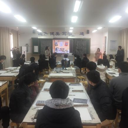 学生正在长沙市周南秀峰学校上书法班。