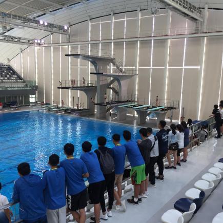 学生正在参访上海东方体育中心。