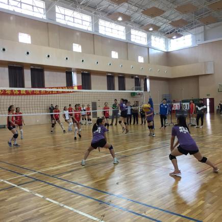 學生正在上海復興高級中學進行排球友誼賽。